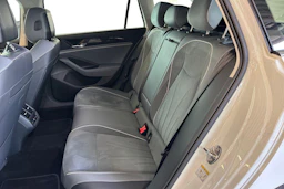 valkoinen Volkswagen Passat 2024 kuva 11.