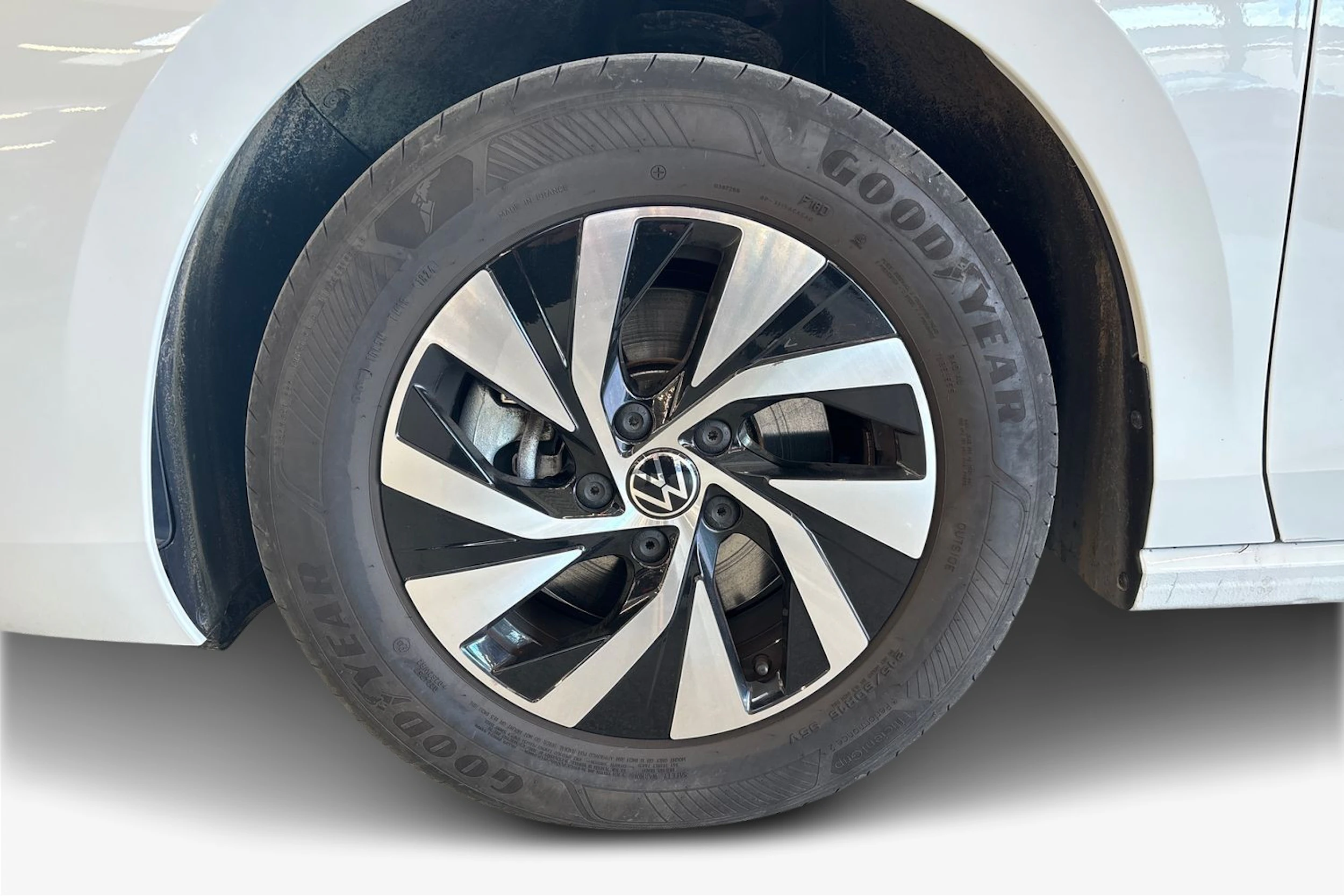 valkoinen Volkswagen Passat 2024 kuva 12.