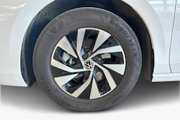valkoinen Volkswagen Passat 2024 kuva 12.