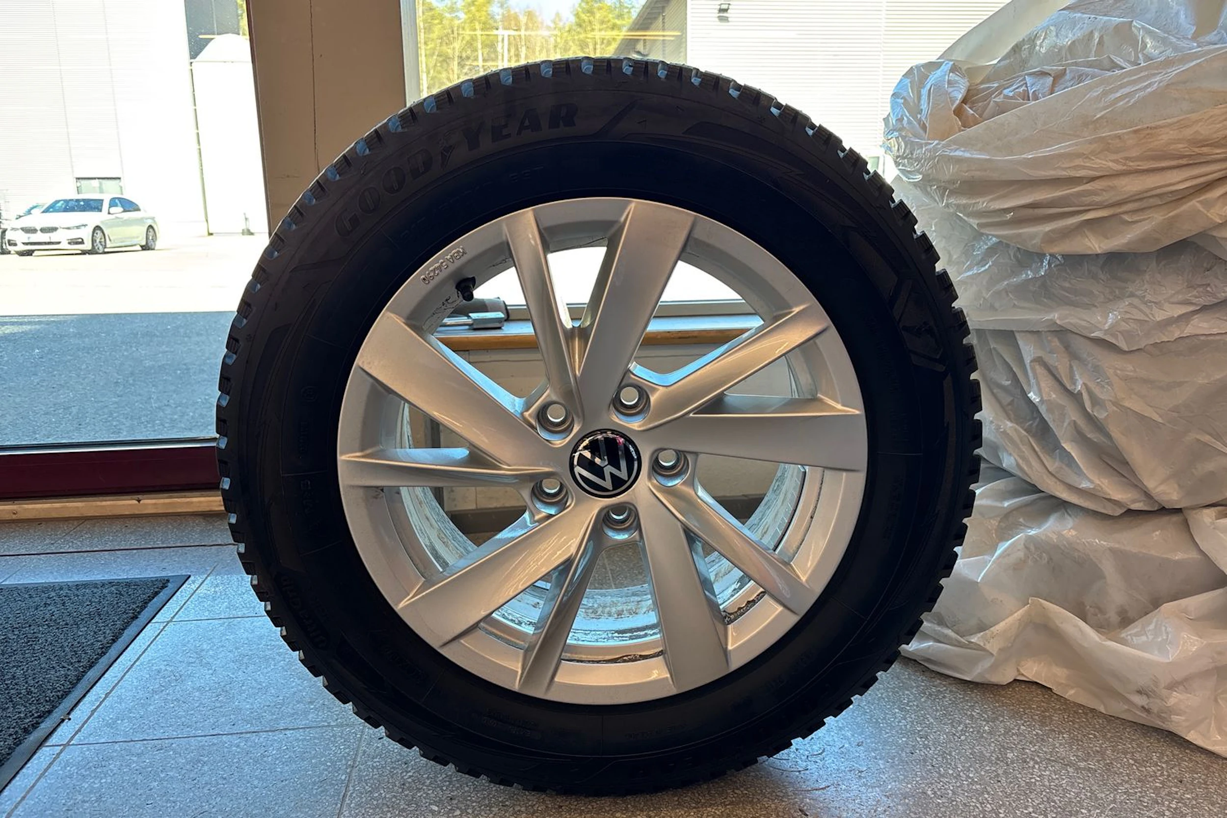valkoinen Volkswagen Passat 2024 kuva 13.