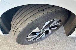 valkoinen Volkswagen Passat 2024 kuva 15.