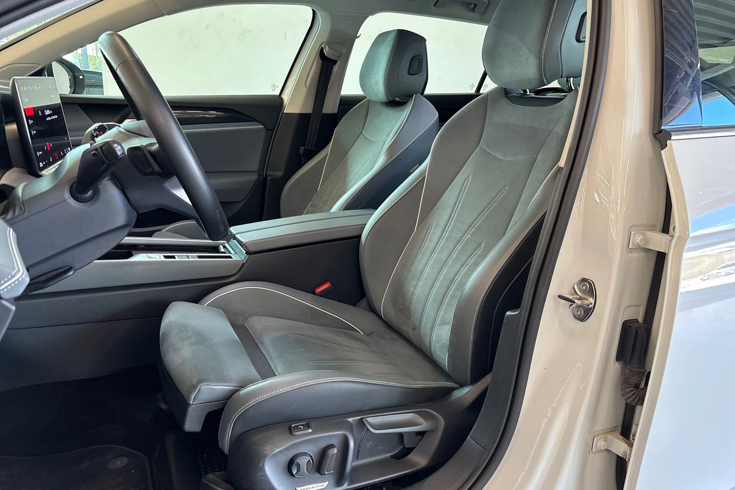 valkoinen Volkswagen Passat 2024 kuva 17.
