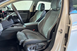 valkoinen Volkswagen Passat 2024 kuva 17.