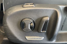 valkoinen Volkswagen Passat 2024 kuva 18.