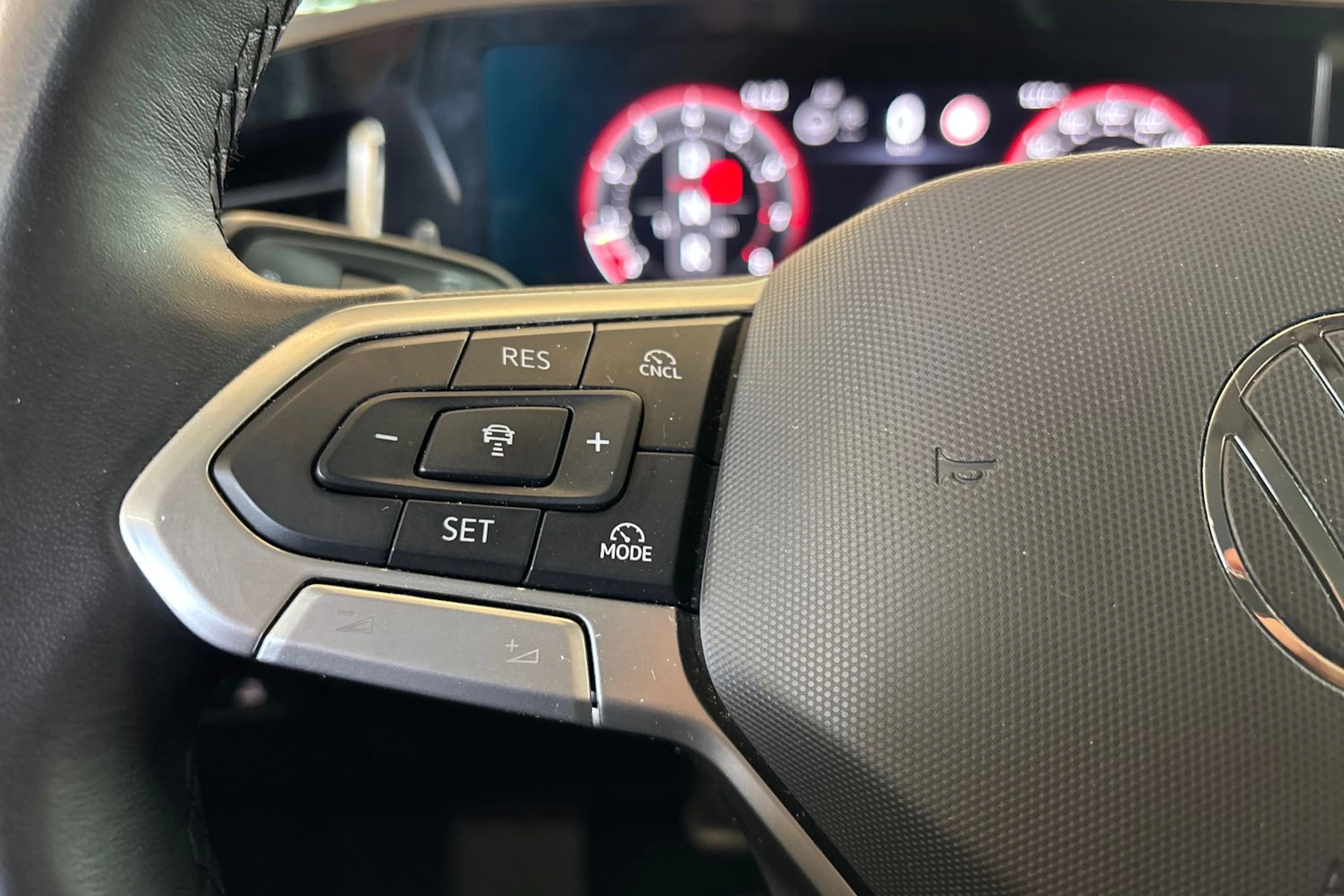 valkoinen Volkswagen Passat 2024 kuva 21.