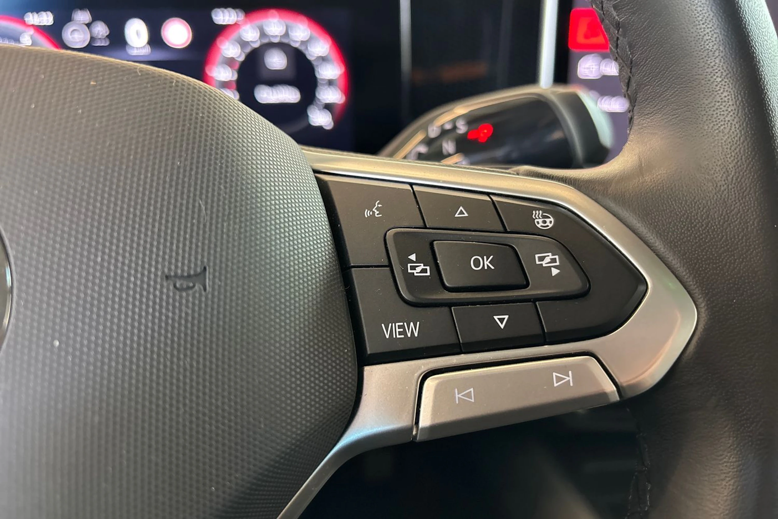 valkoinen Volkswagen Passat 2024 kuva 22.