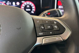 valkoinen Volkswagen Passat 2024 kuva 22.