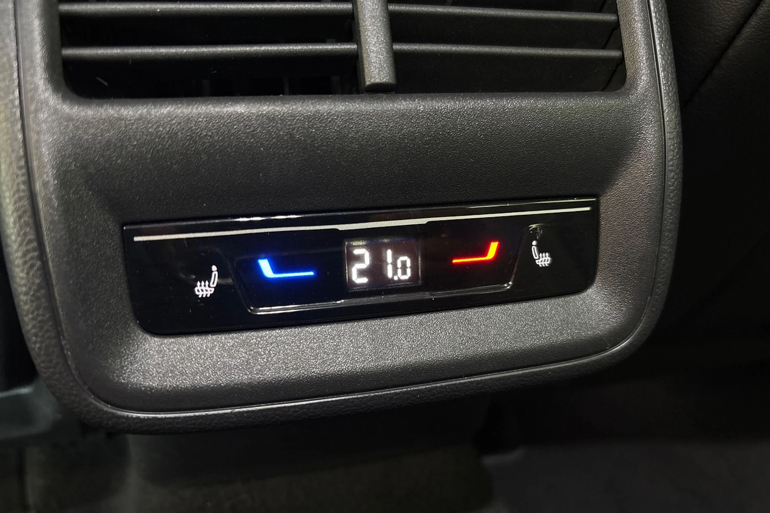 valkoinen Volkswagen Passat 2024 kuva 28.
