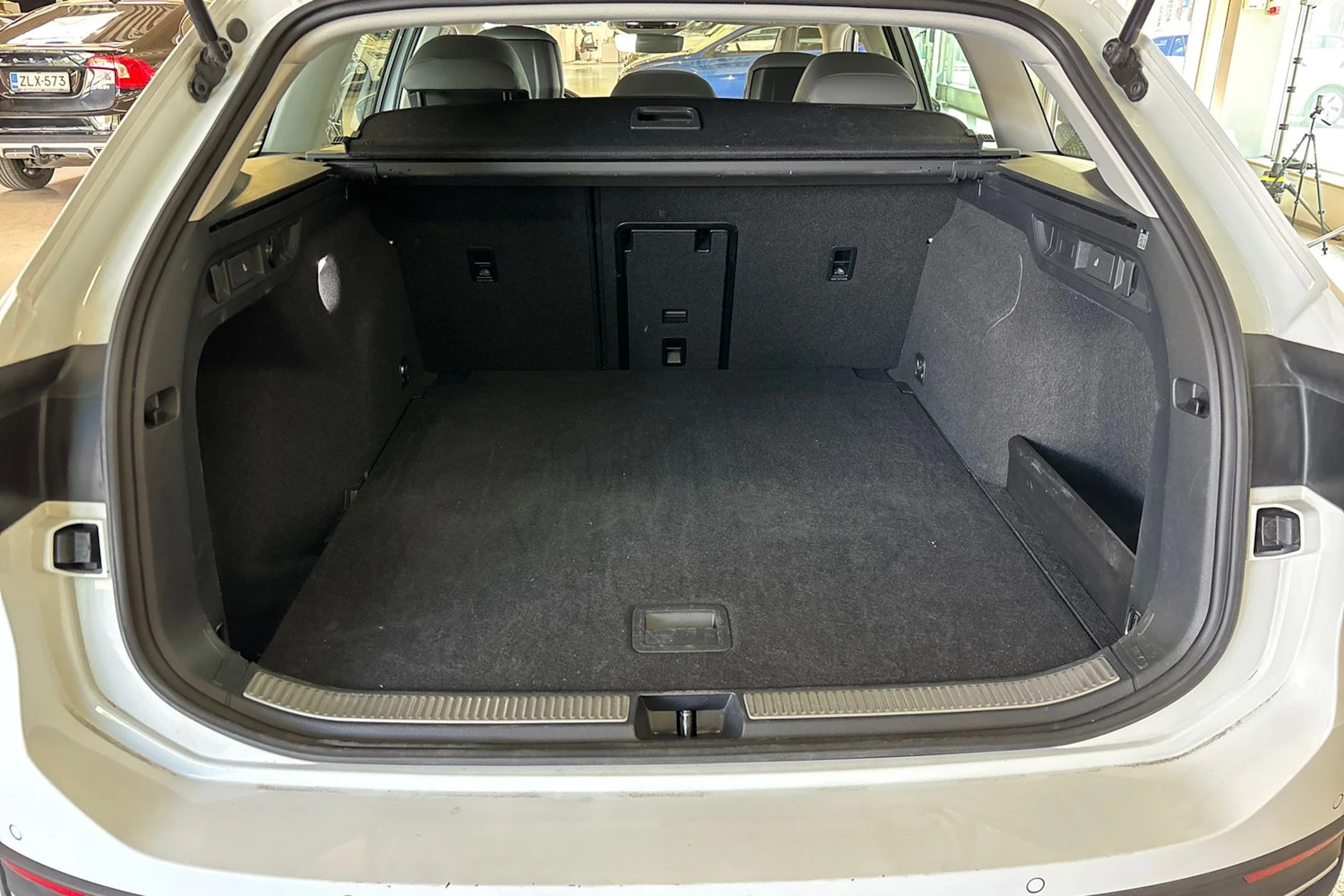 valkoinen Volkswagen Passat 2024 kuva 29.