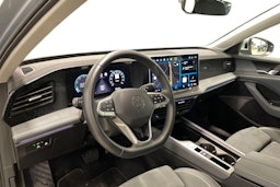 harmaa Volkswagen Passat 2024 kuva 7.