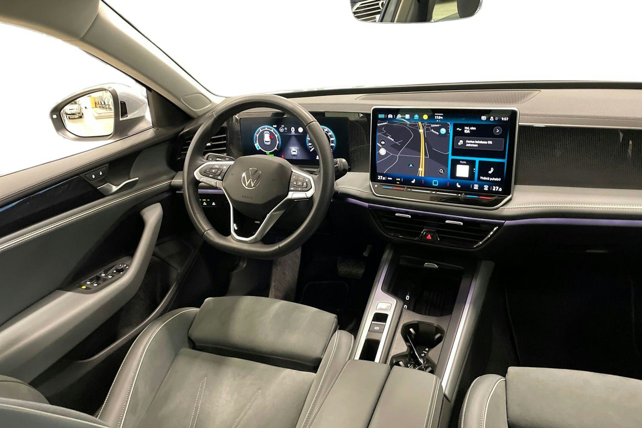 harmaa Volkswagen Passat 2024 kuva 9.