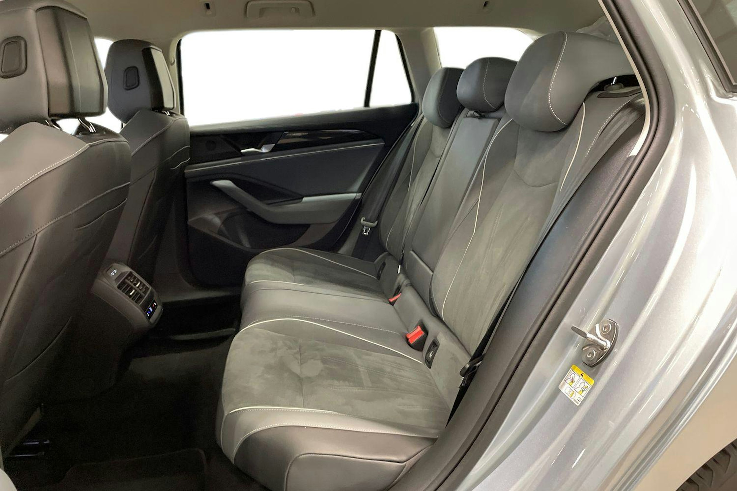 harmaa Volkswagen Passat 2024 kuva 10.