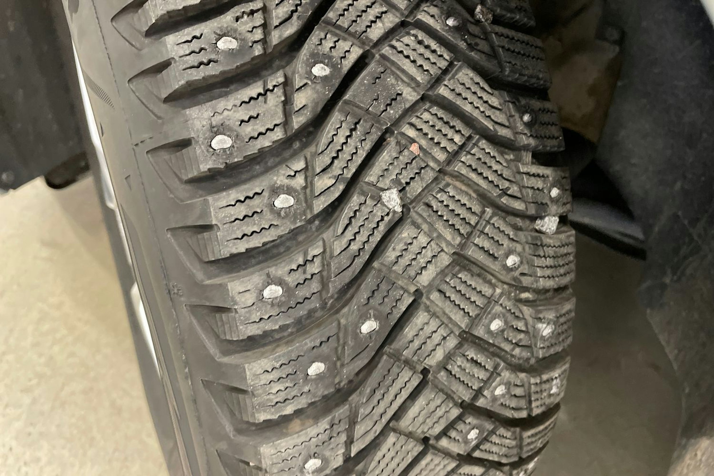 harmaa Volkswagen Passat 2024 kuva 13.