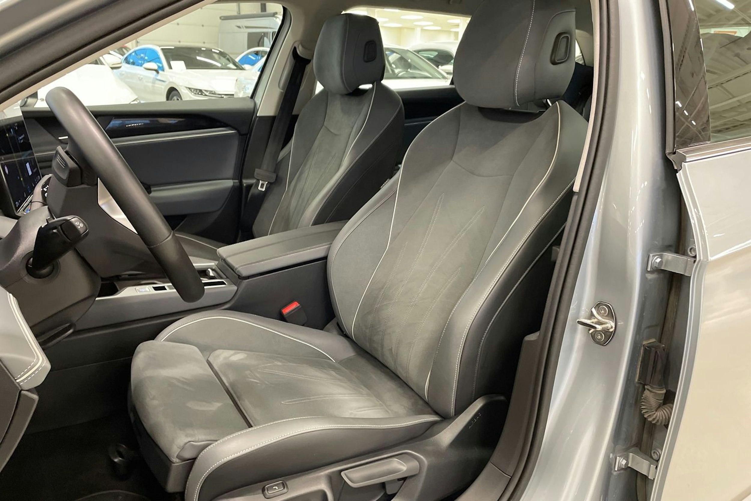 harmaa Volkswagen Passat 2024 kuva 14.