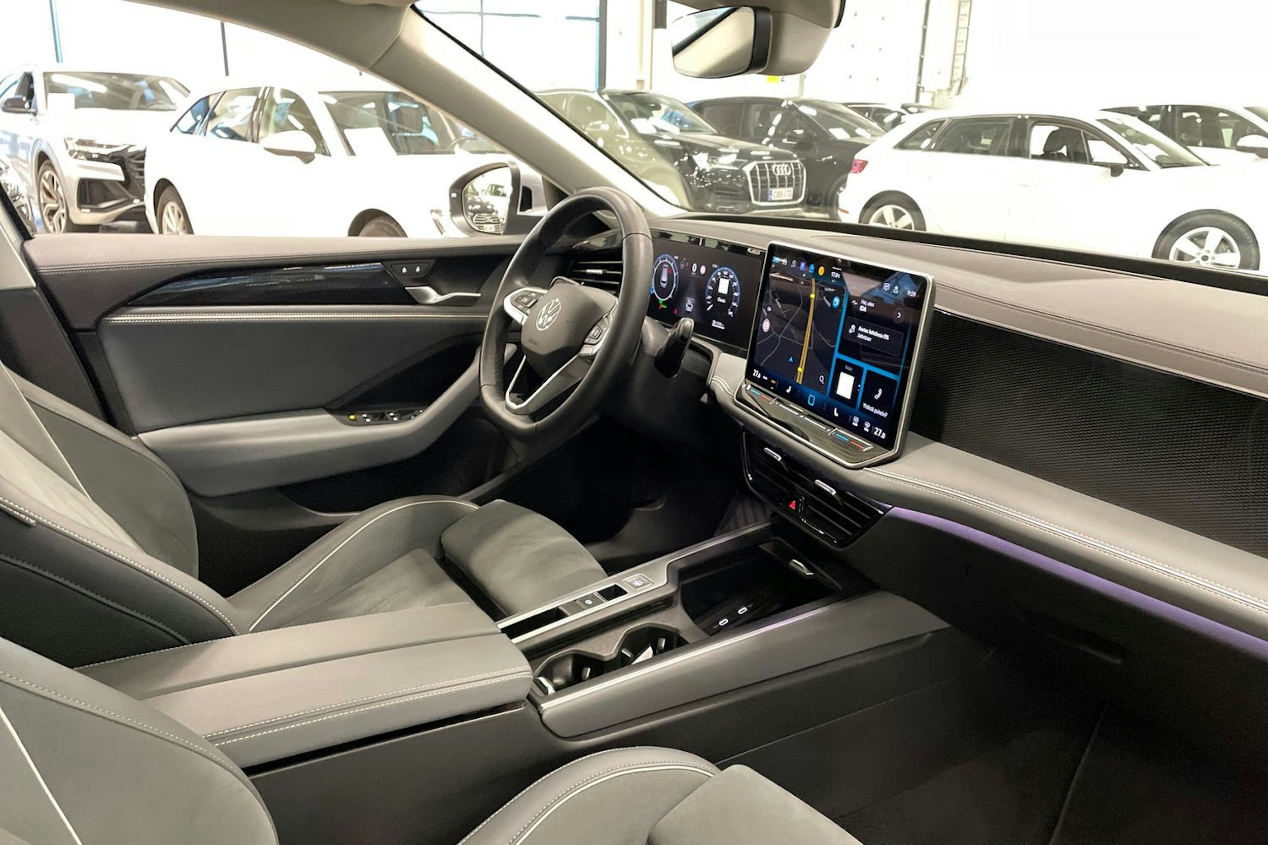 harmaa Volkswagen Passat 2024 kuva 16.