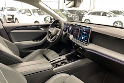 harmaa Volkswagen Passat 2024 kuva 16.