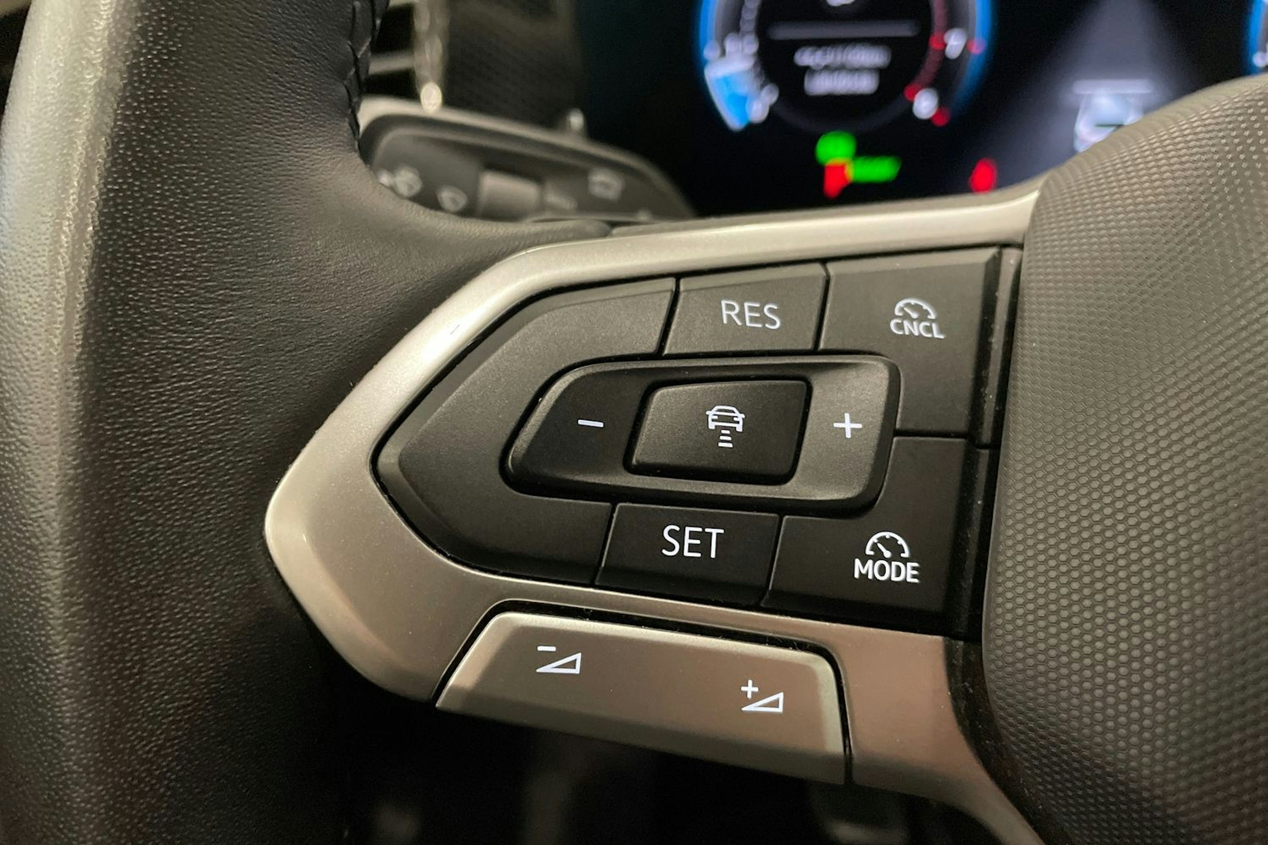 harmaa Volkswagen Passat 2024 kuva 19.