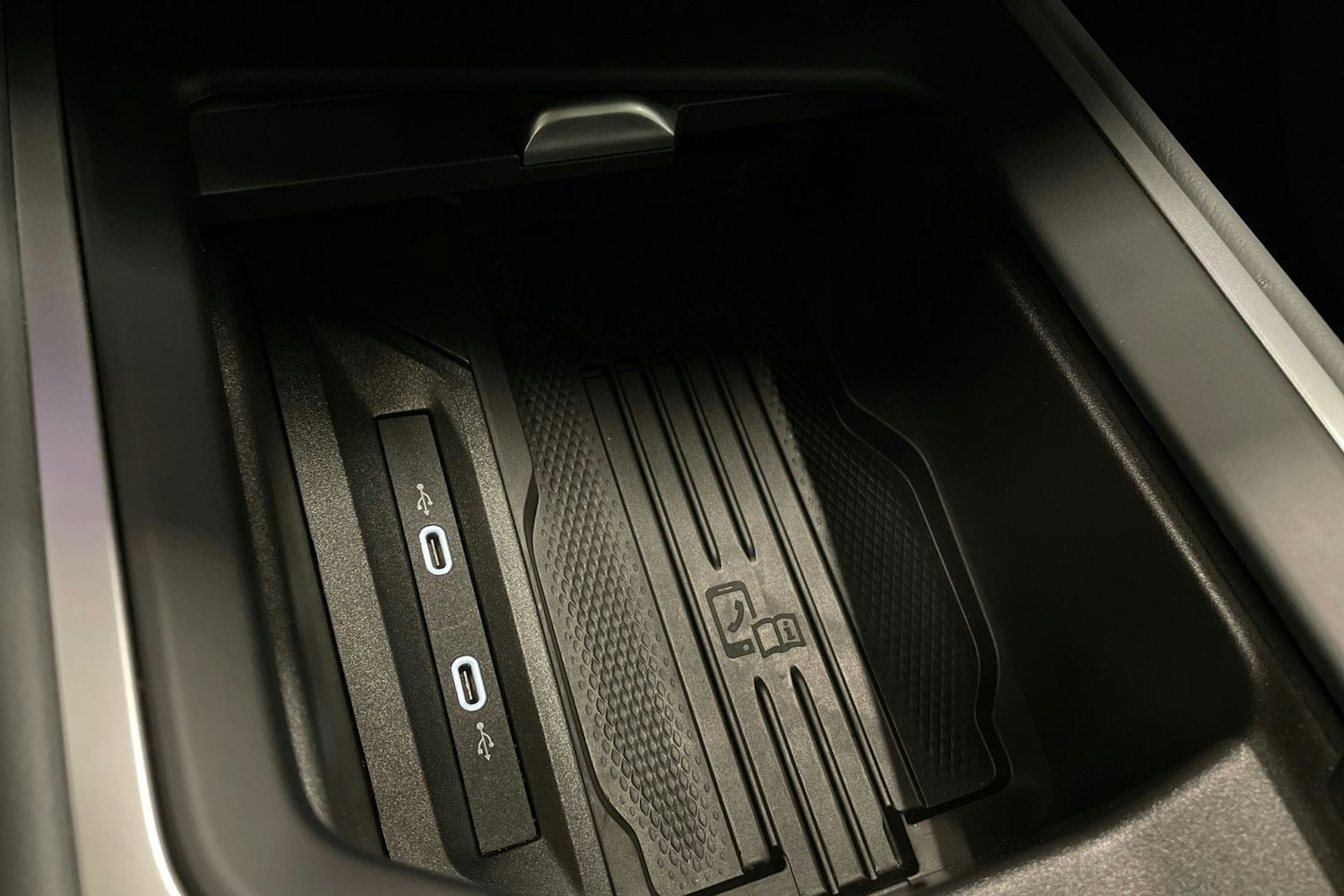 harmaa Volkswagen Passat 2024 kuva 34.