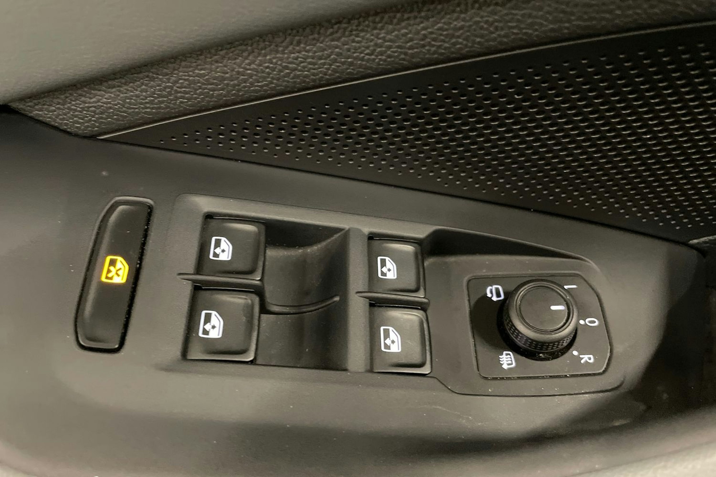 harmaa Volkswagen Passat 2024 kuva 37.