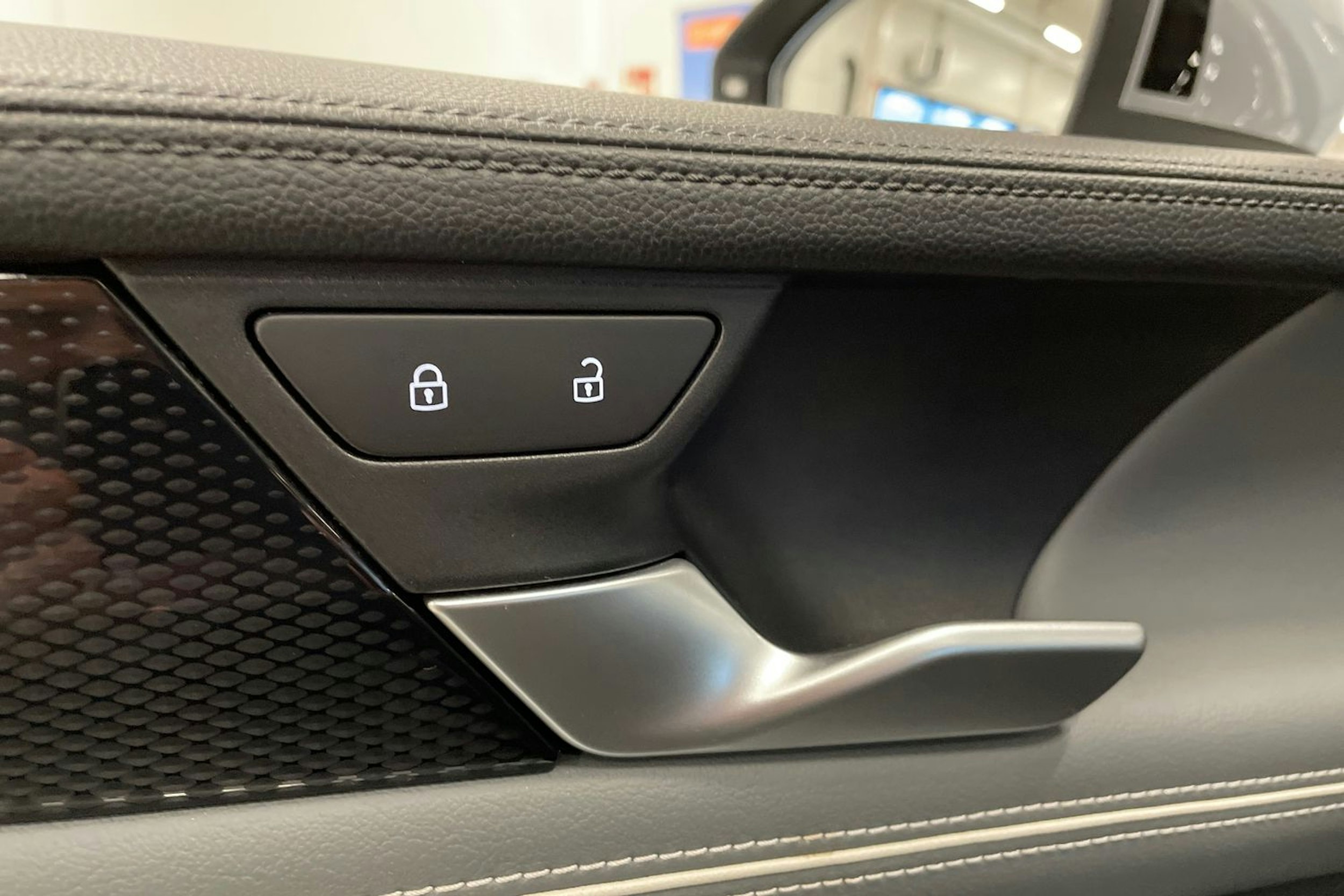 harmaa Volkswagen Passat 2024 kuva 38.