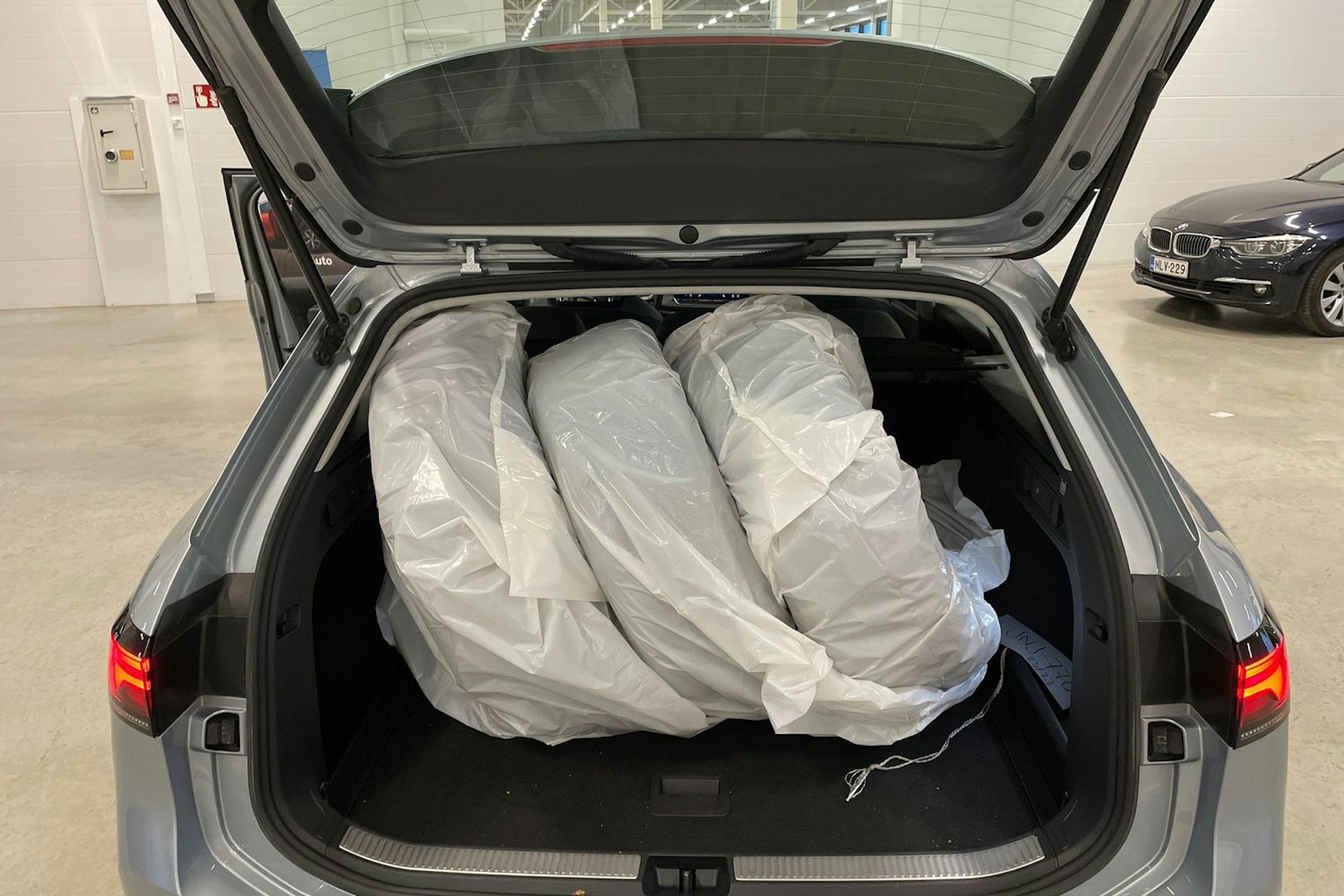 harmaa Volkswagen Passat 2024 kuva 39.