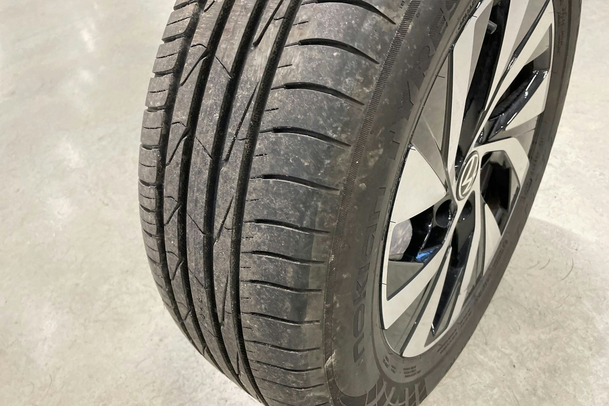 harmaa Volkswagen Passat 2024 kuva 40.