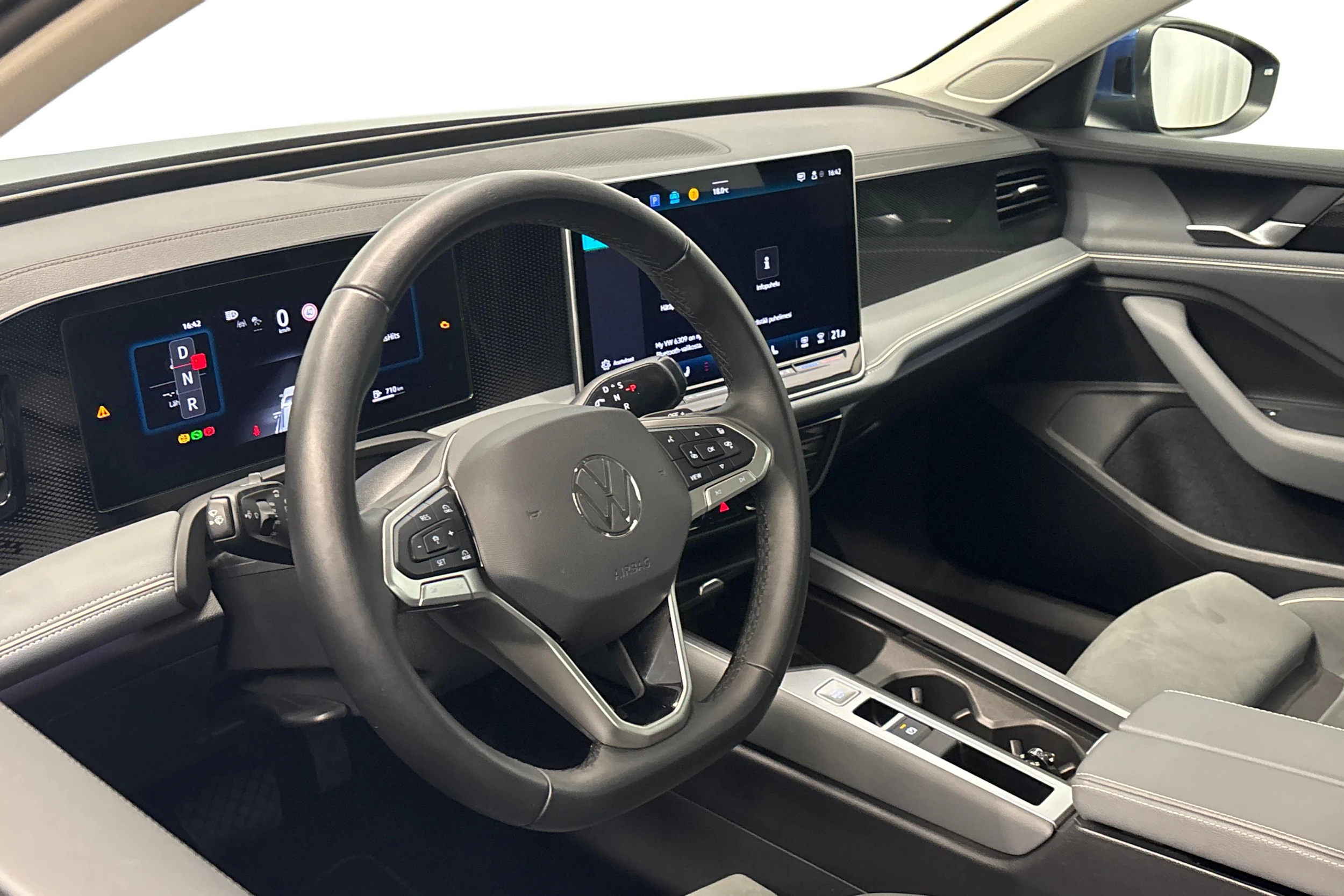 sininen Volkswagen Passat 2024 kuva 8.