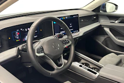 sininen Volkswagen Passat 2024 kuva 8.