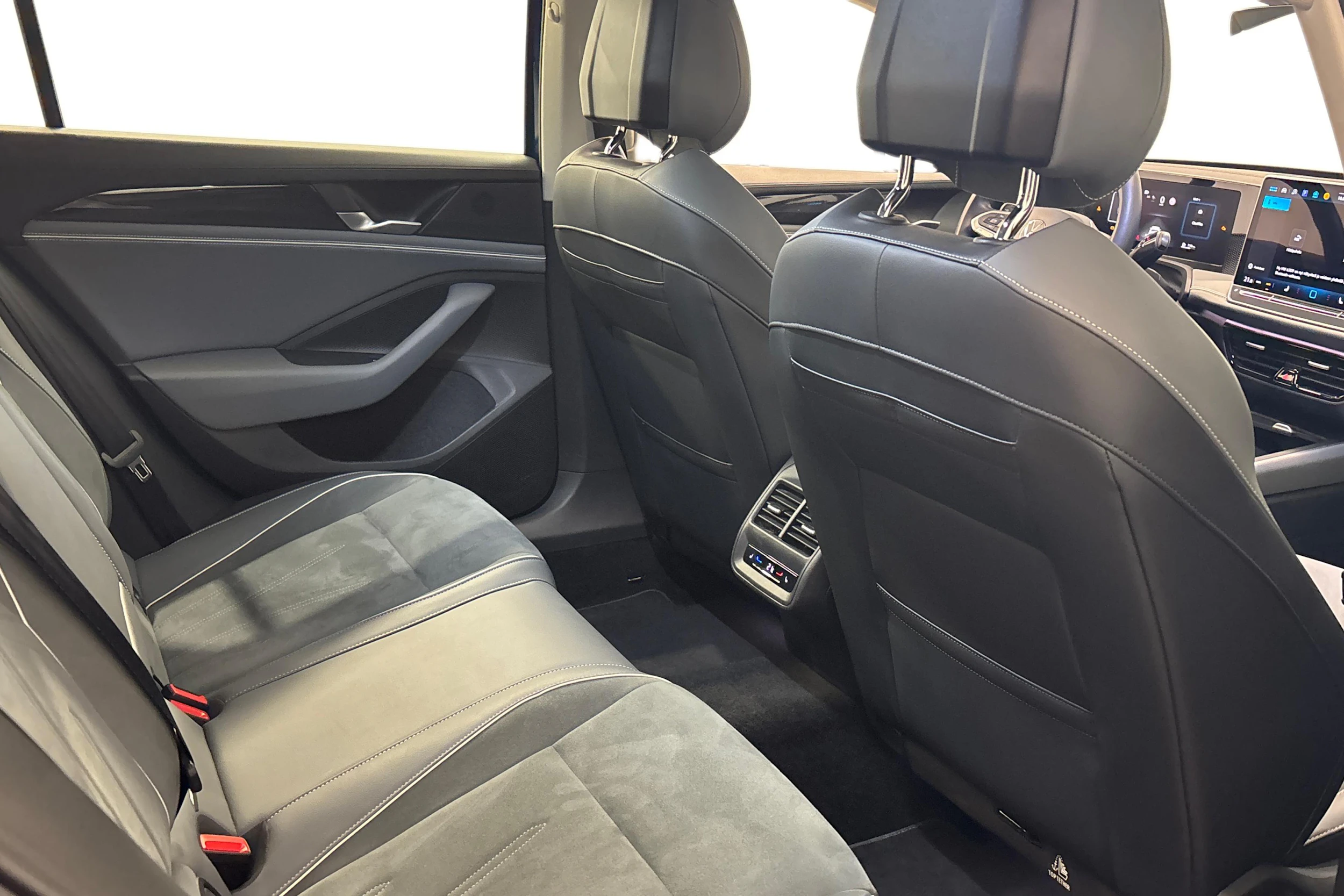 sininen Volkswagen Passat 2024 kuva 12.