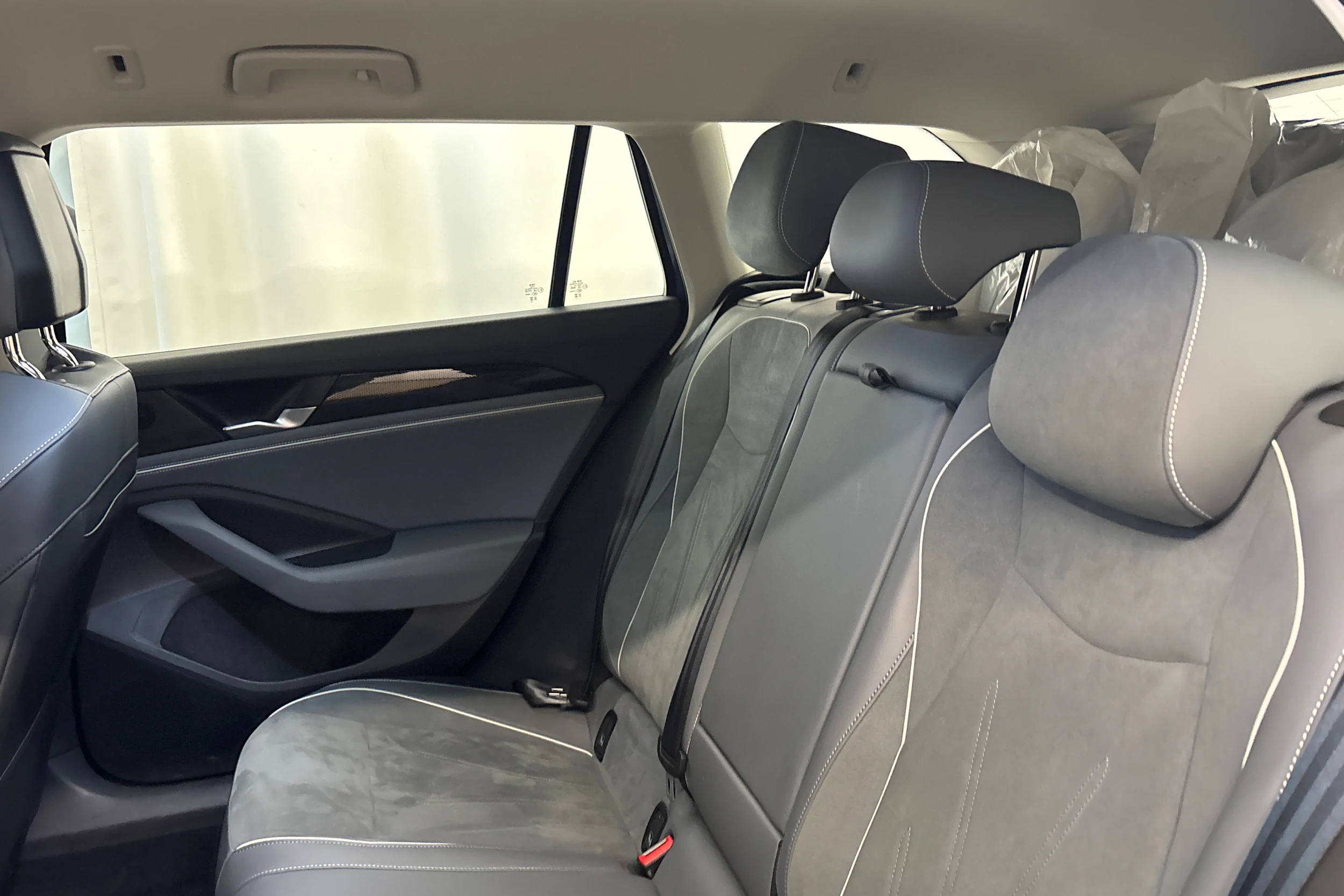 sininen Volkswagen Passat 2024 kuva 13.
