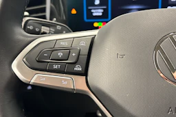 sininen Volkswagen Passat 2024 kuva 18.
