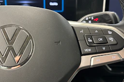 sininen Volkswagen Passat 2024 kuva 19.