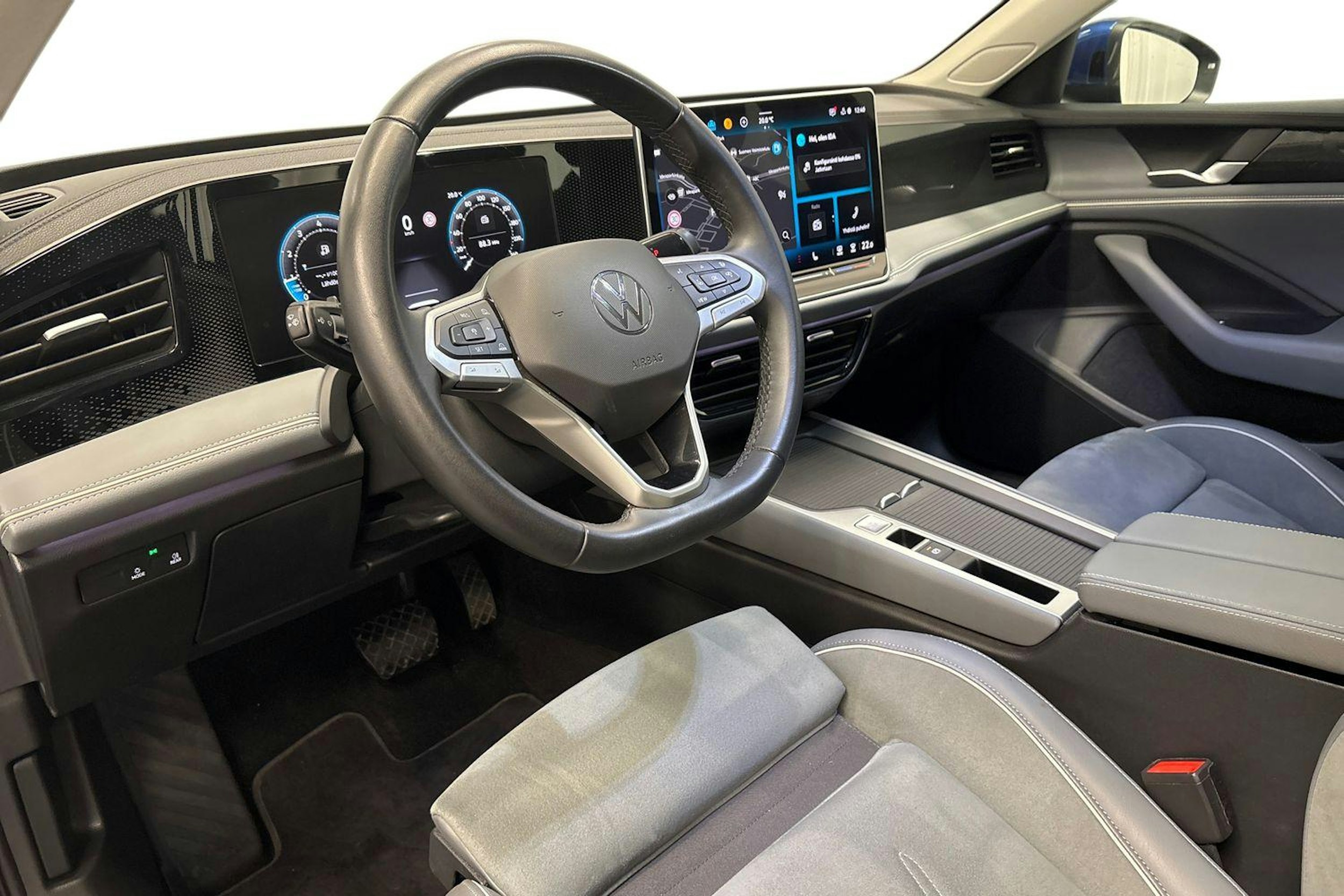 sininen Volkswagen Passat 2024 kuva 7.