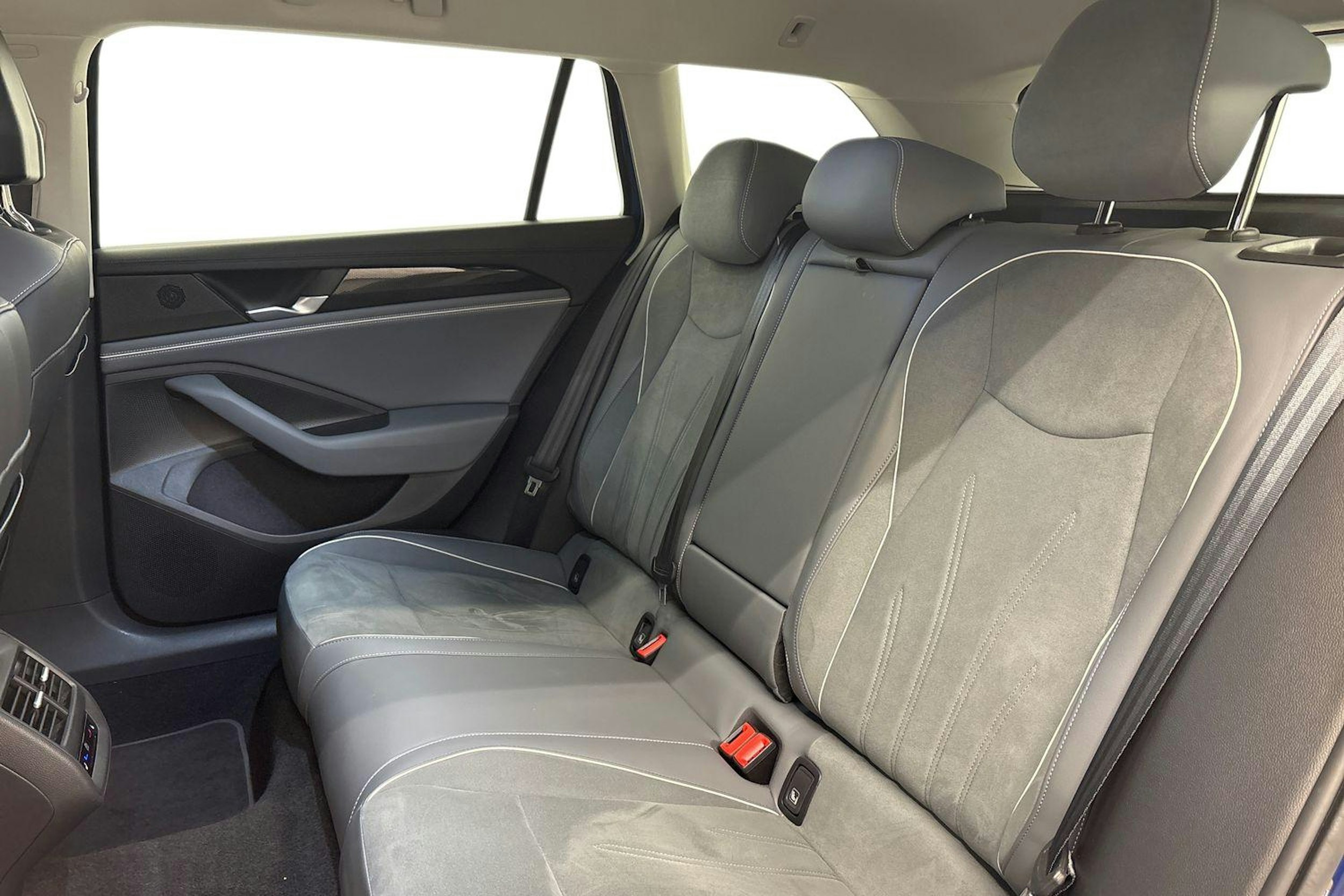 sininen Volkswagen Passat 2024 kuva 10.