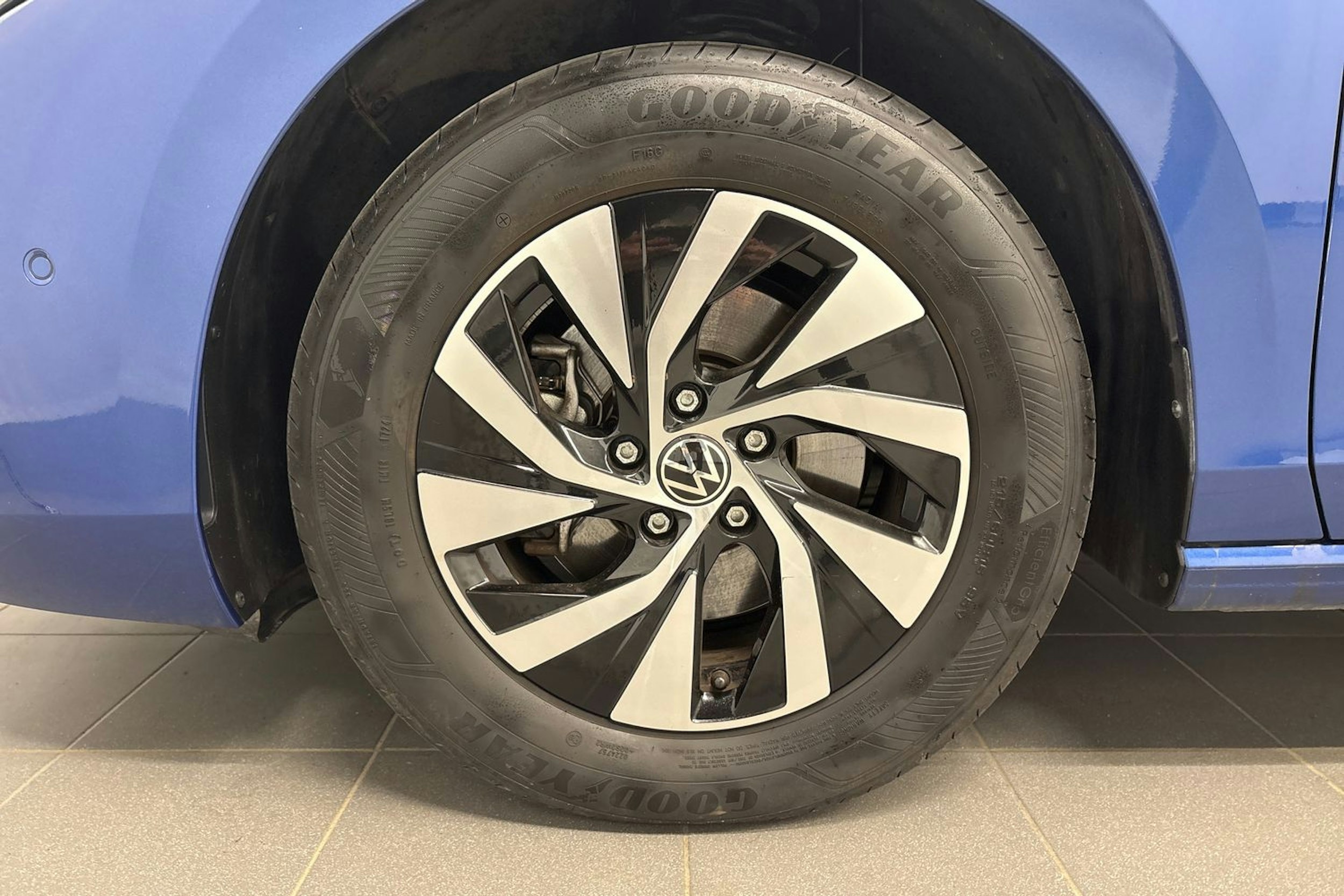 sininen Volkswagen Passat 2024 kuva 11.