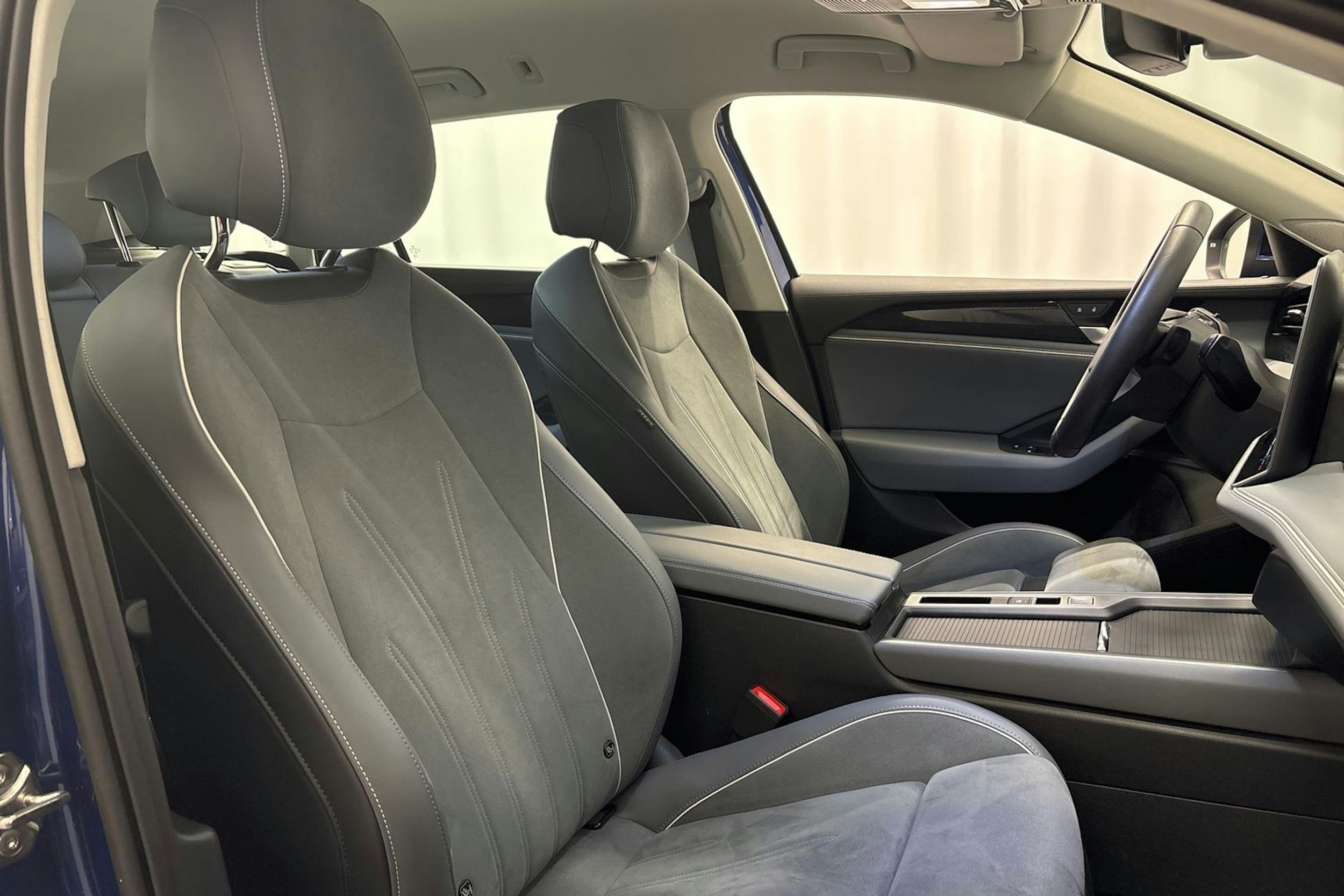 sininen Volkswagen Passat 2024 kuva 14.