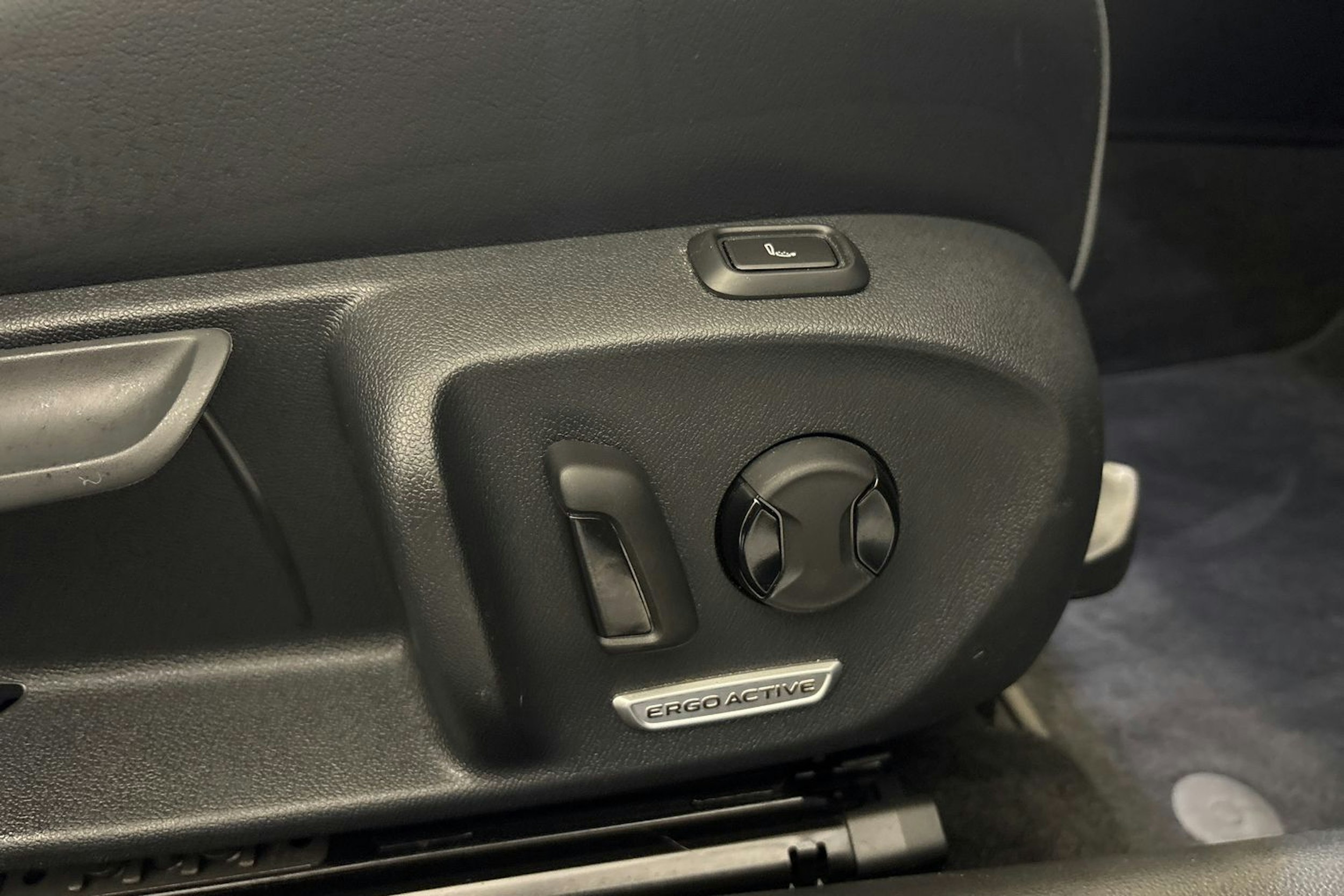 sininen Volkswagen Passat 2024 kuva 15.