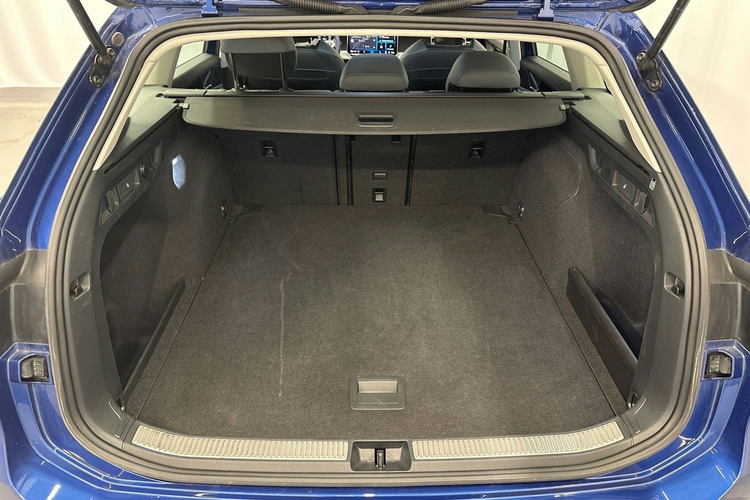 sininen Volkswagen Passat 2024 kuva 16.