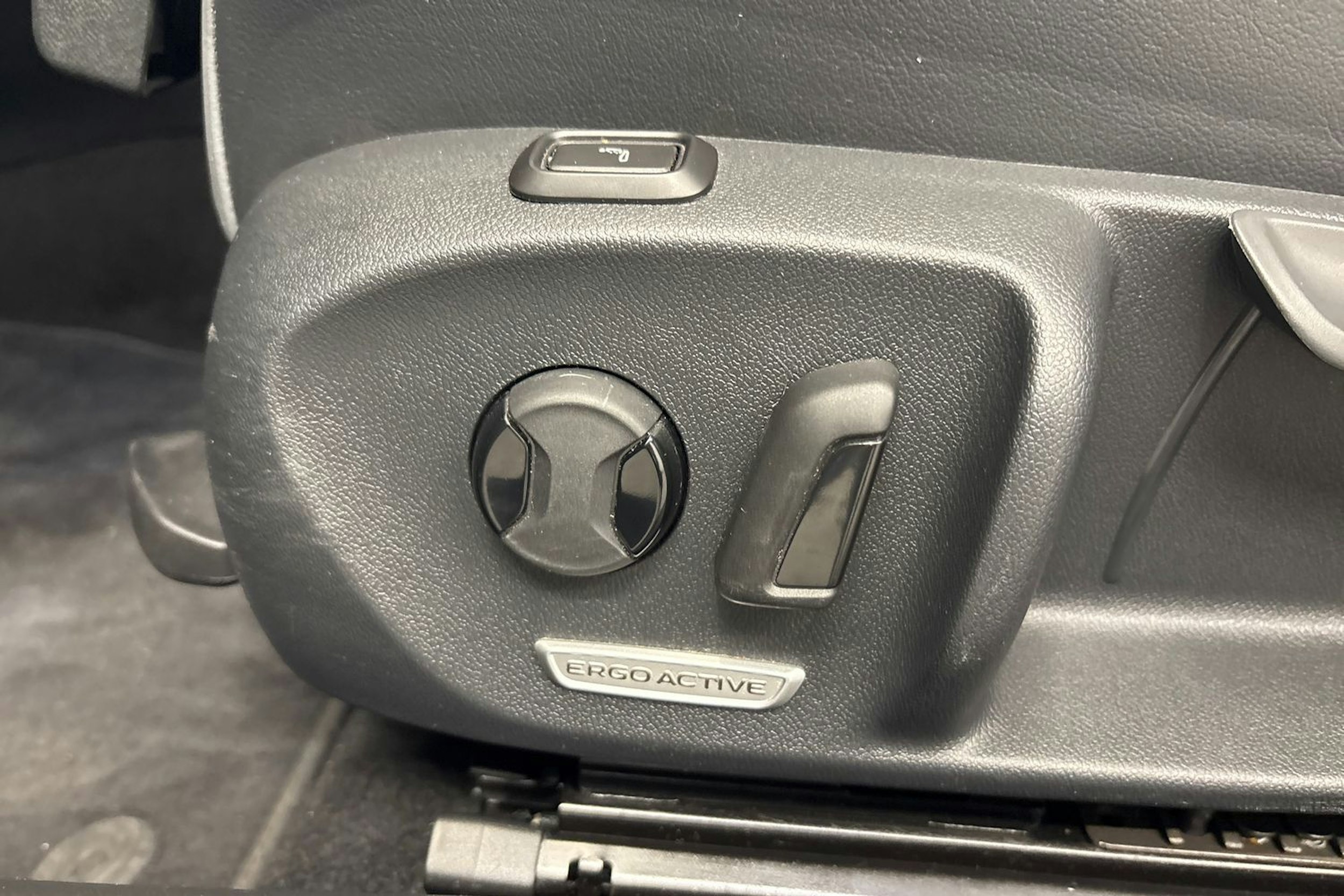 sininen Volkswagen Passat 2024 kuva 17.