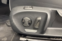 sininen Volkswagen Passat 2024 kuva 17.