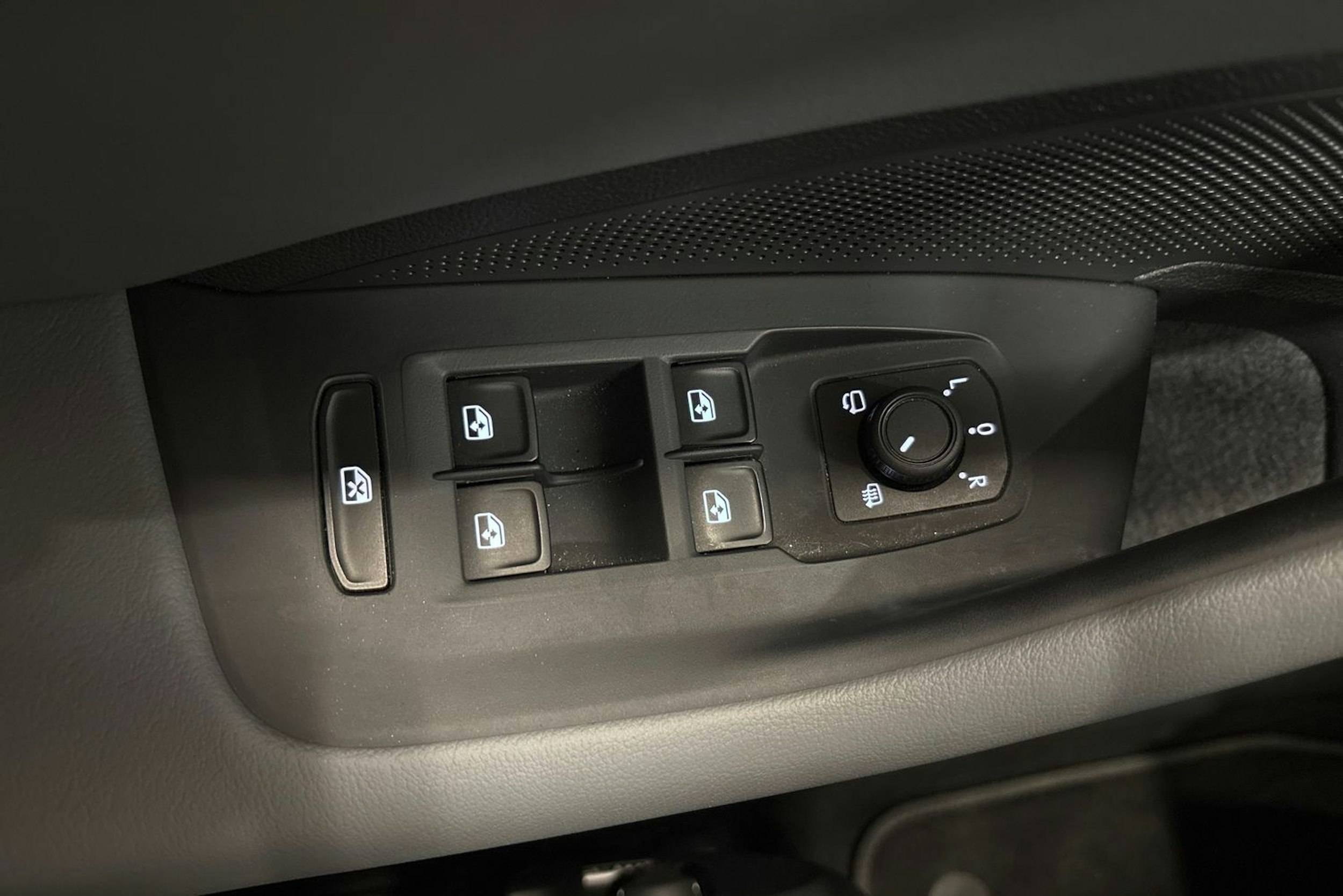 sininen Volkswagen Passat 2024 kuva 18.