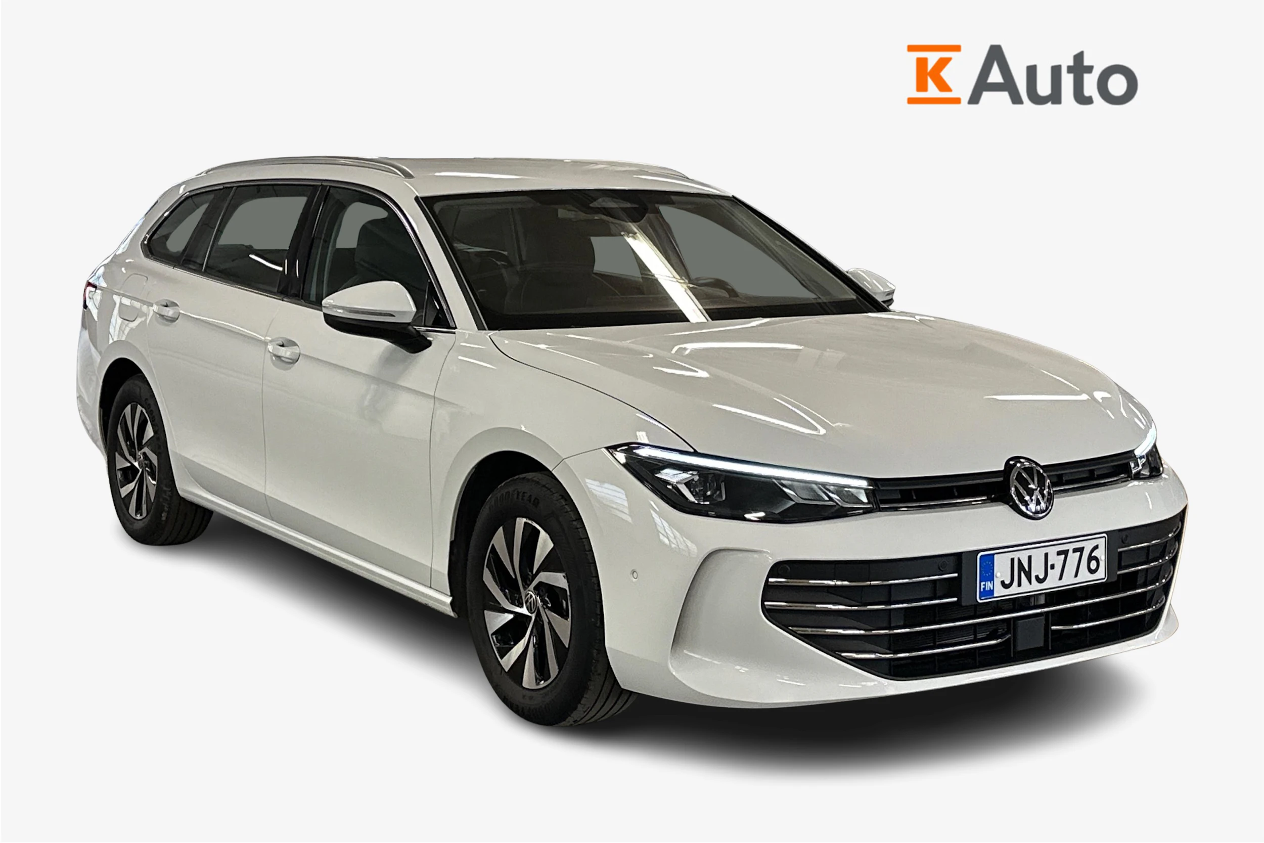 valkoinen Volkswagen Passat 2024 kuva 1.