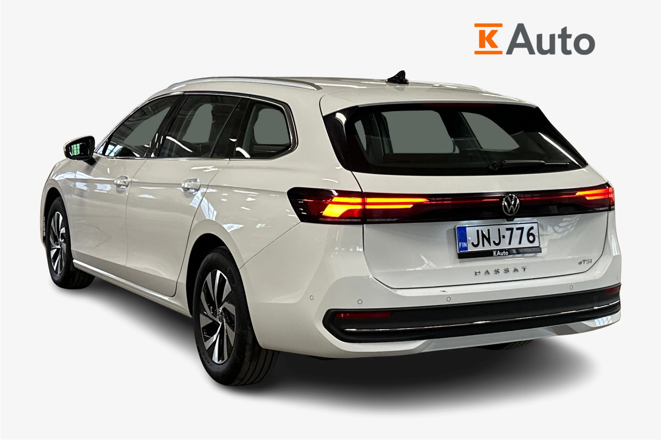 valkoinen Volkswagen Passat 2024 kuva 2.