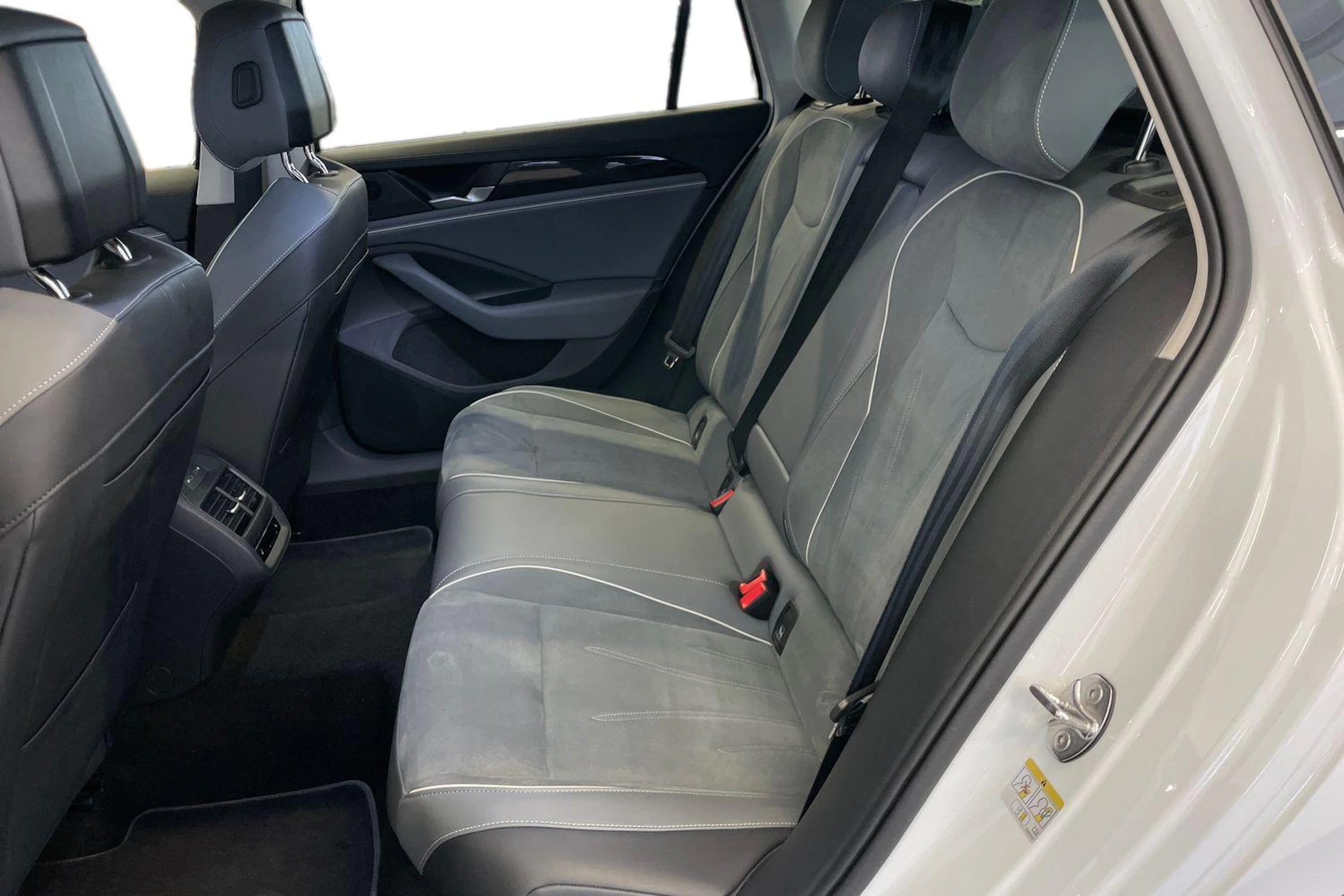 valkoinen Volkswagen Passat 2024 kuva 11.