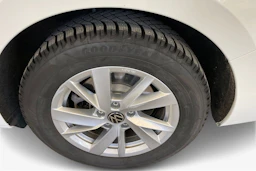 valkoinen Volkswagen Passat 2024 kuva 12.