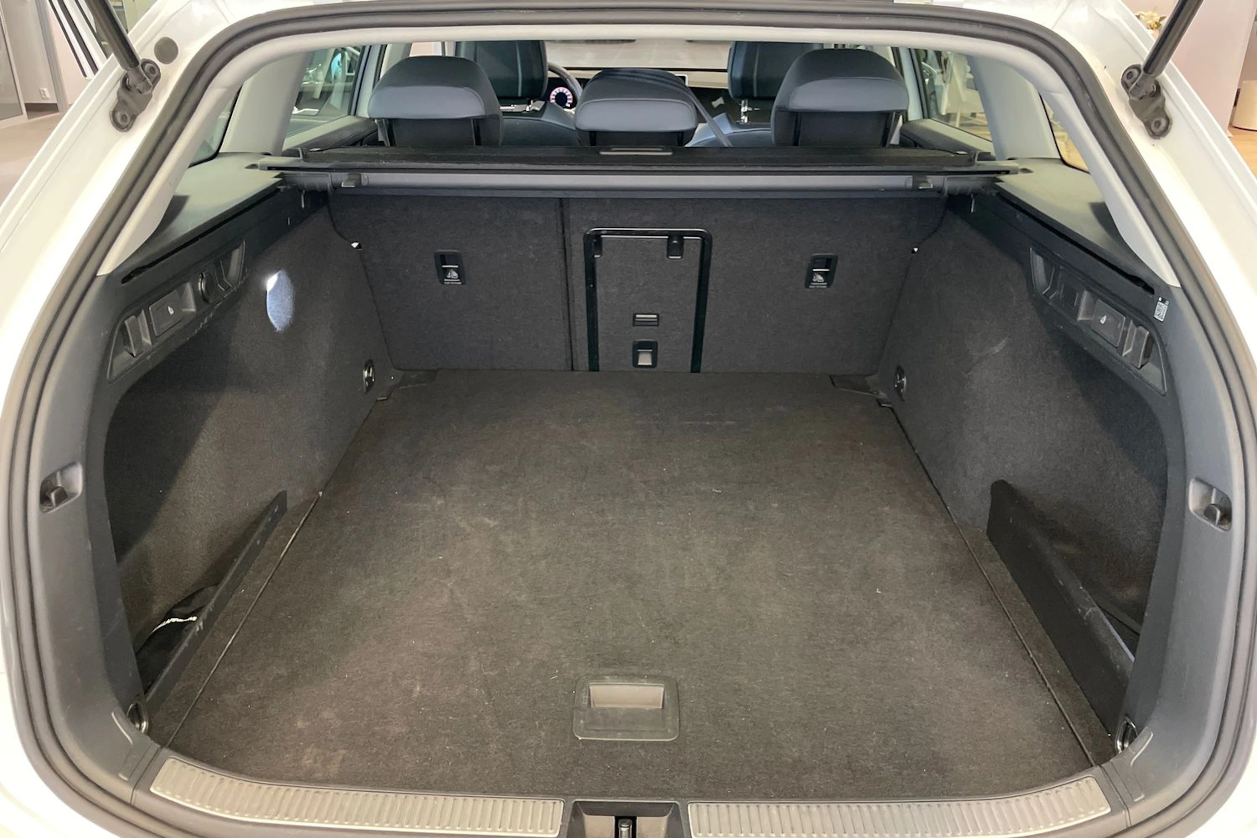 valkoinen Volkswagen Passat 2024 kuva 15.