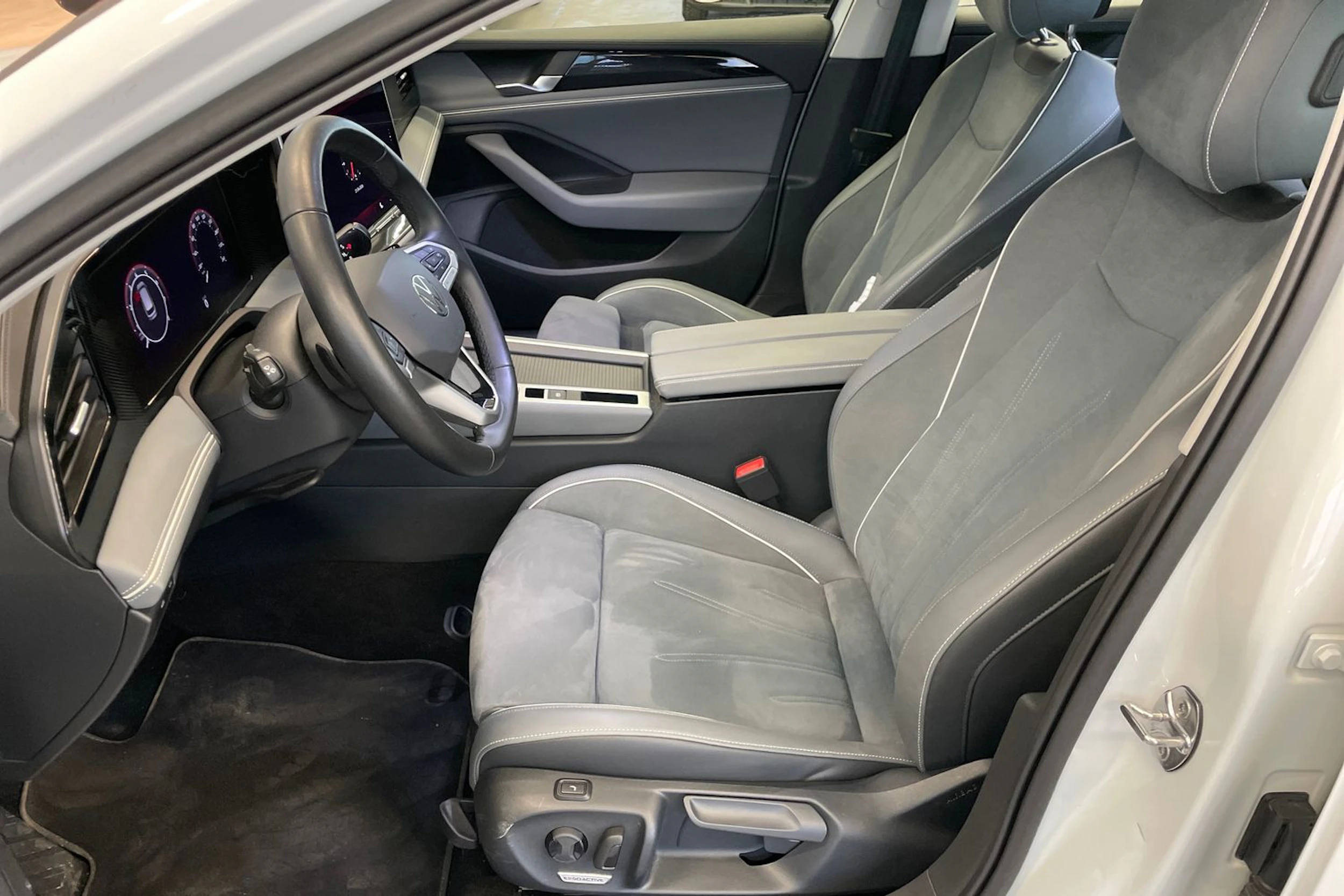 valkoinen Volkswagen Passat 2024 kuva 16.