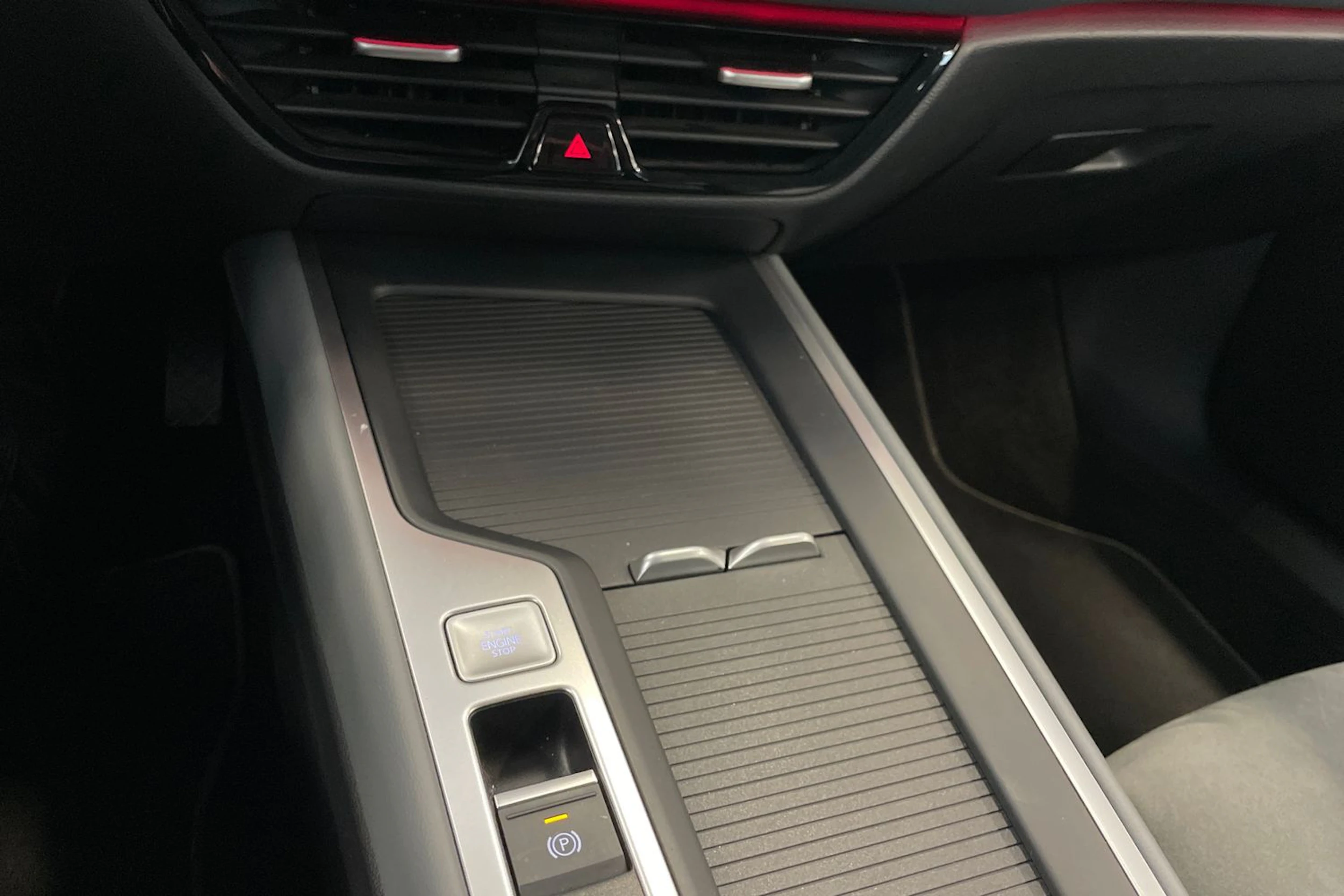 valkoinen Volkswagen Passat 2024 kuva 17.