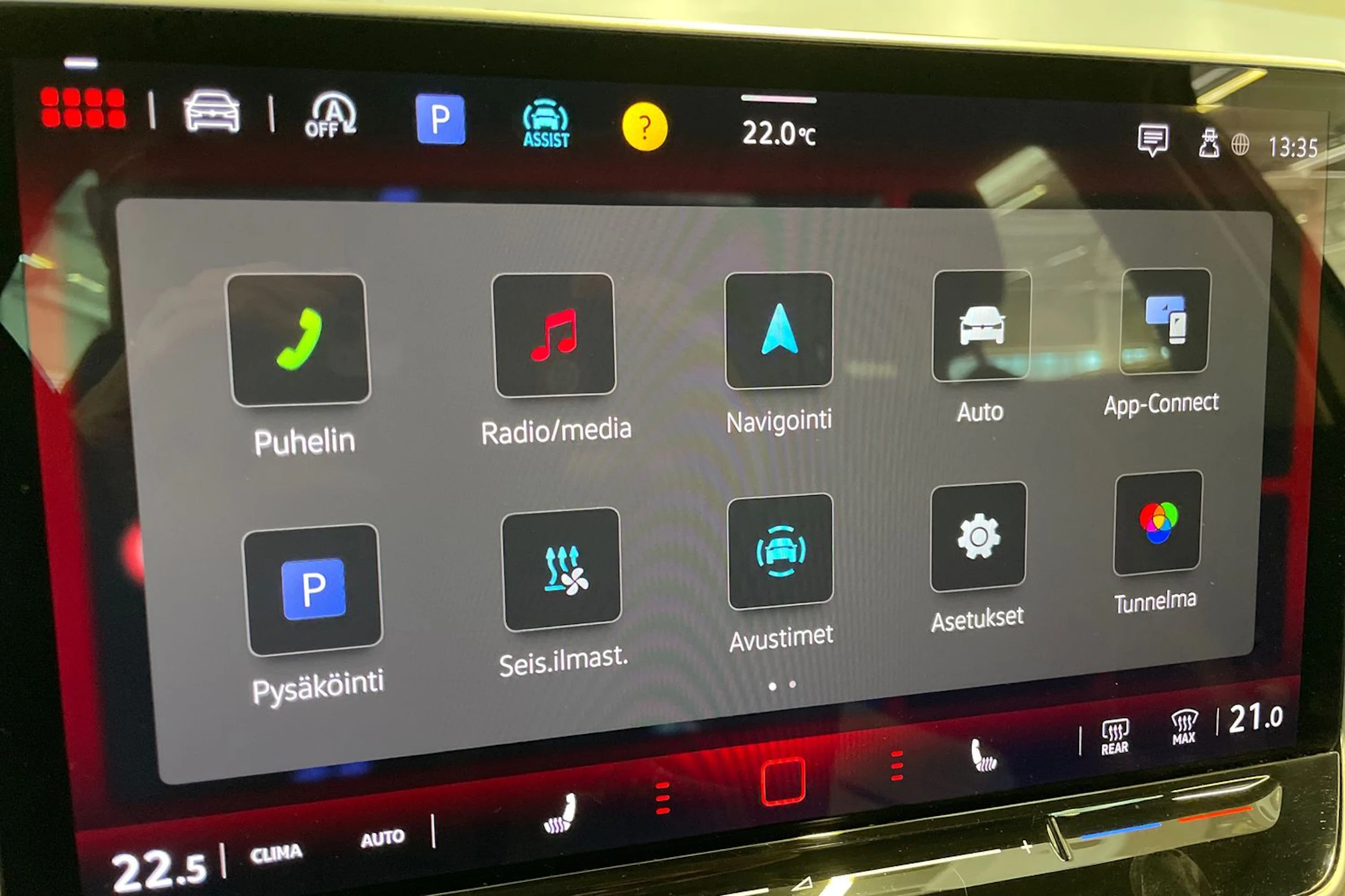 valkoinen Volkswagen Passat 2024 kuva 21.