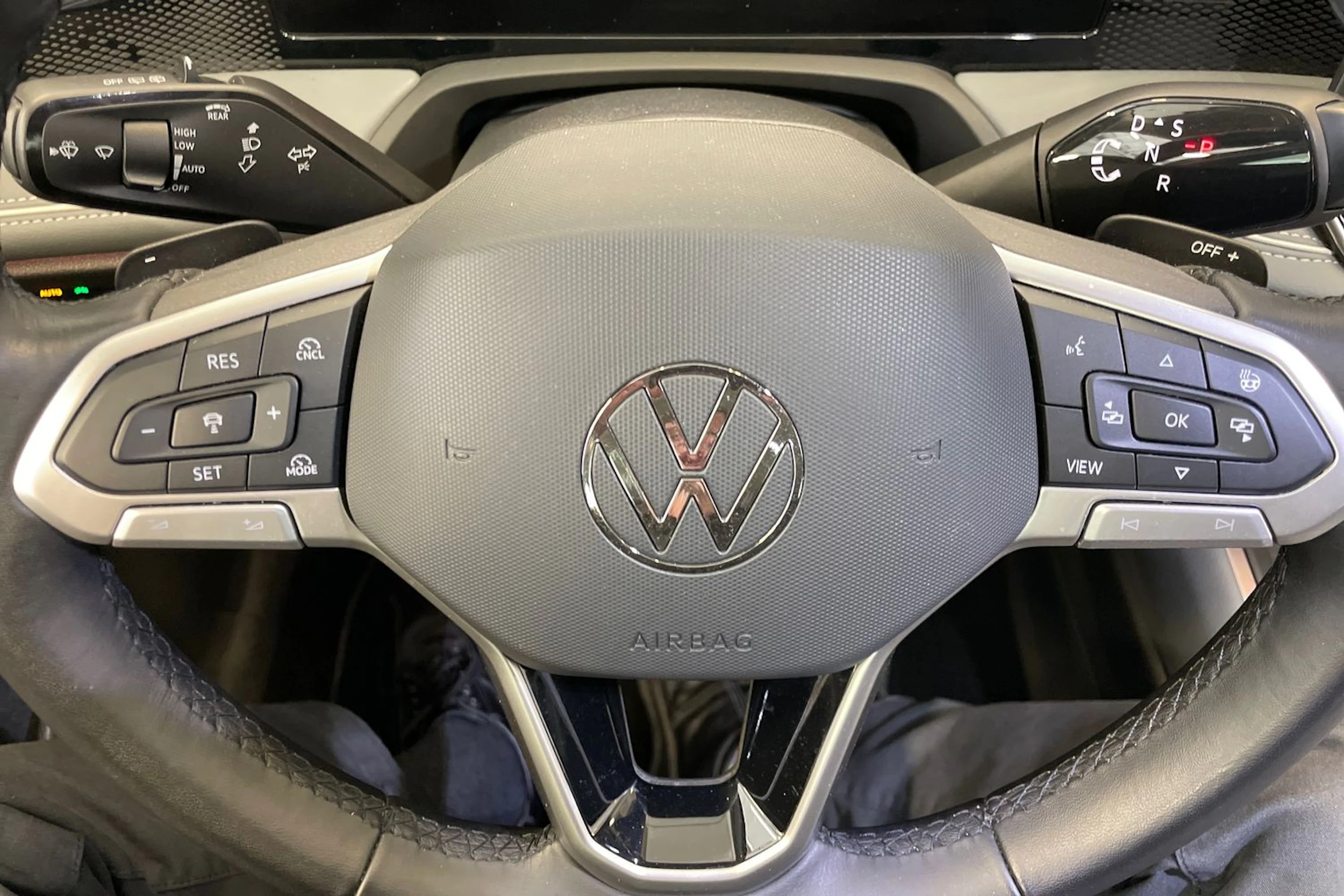 valkoinen Volkswagen Passat 2024 kuva 26.